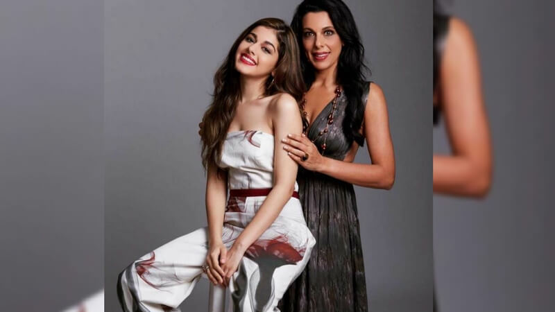 Pooja with her daughter