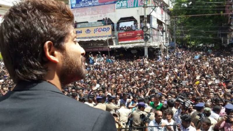 Allu Arjun With Crowd